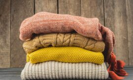 Modne stylizacje na chłodne wieczory. Co założyć, gdy letnia pogoda zawodzi?